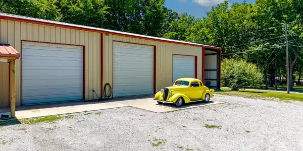 Image 3: 4 Bay Garage