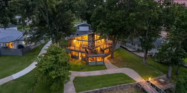 Image 3: Twilight House