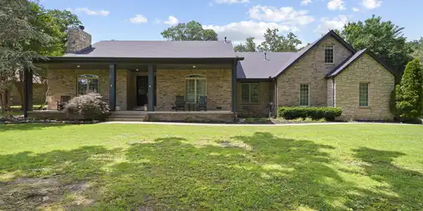 Image 3: Front