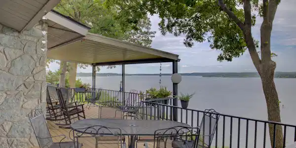 Image 3: Covered Deck