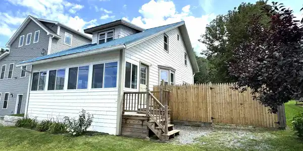 882 East Lakeshore Drive
