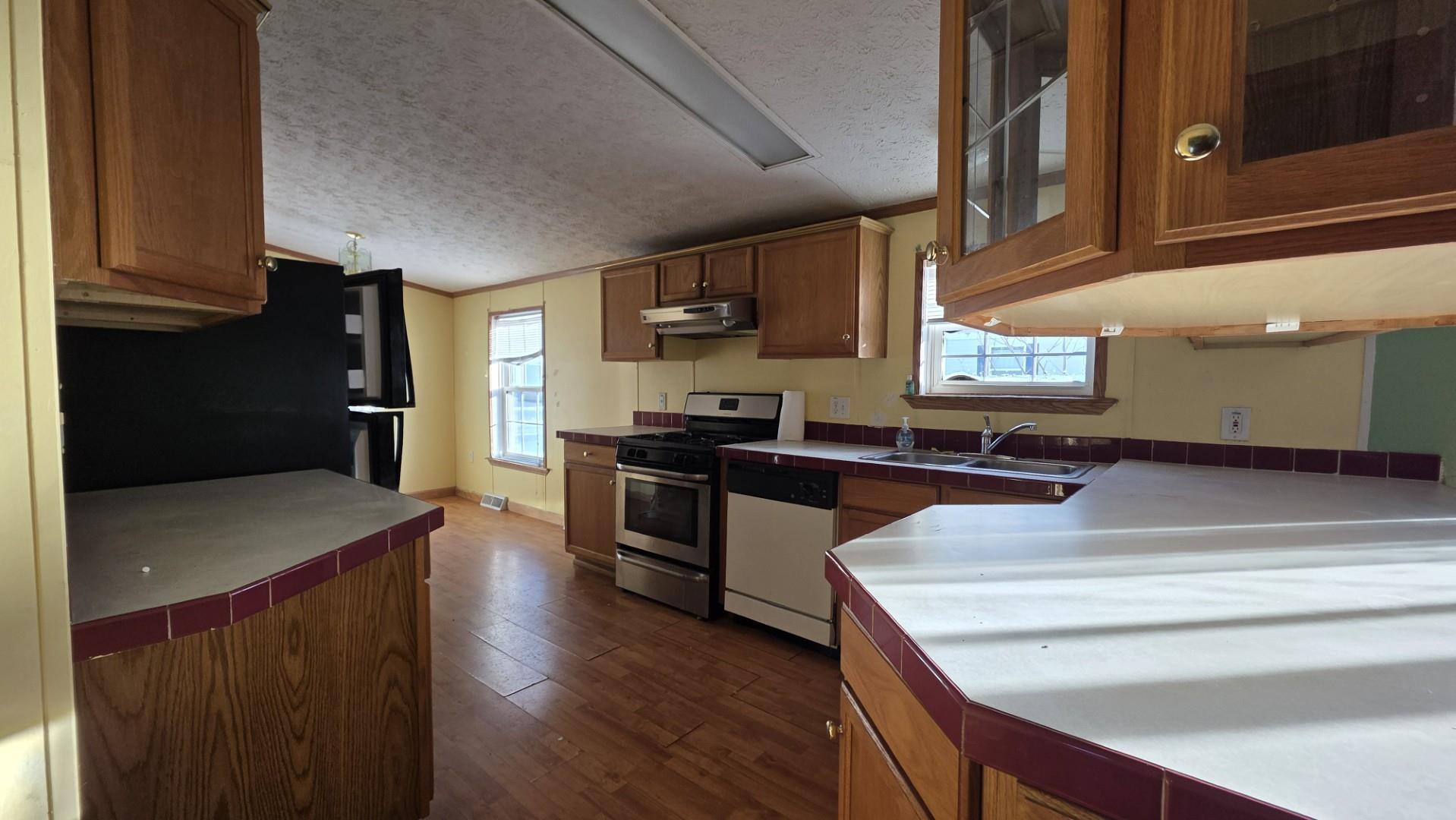 Image 3: Kitchen with plenty of cabinets