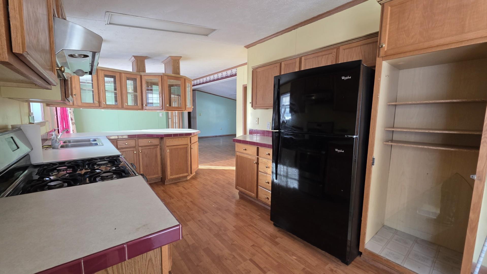 Image 4: Kitchen with plenty of cabinets