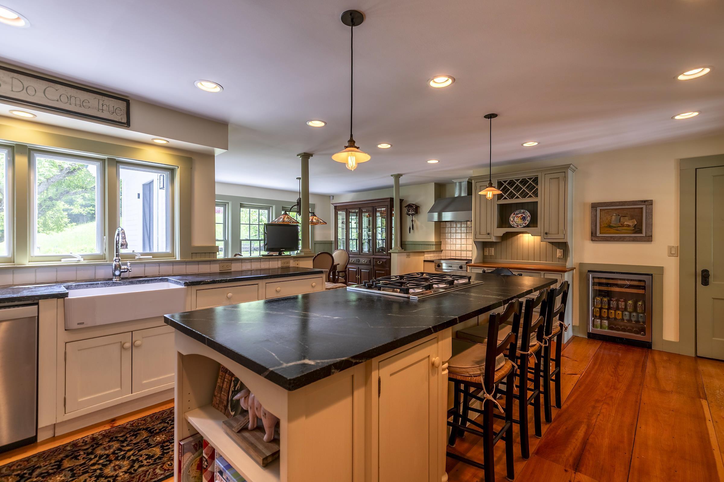Image 3: Chef's kitchen with grill room