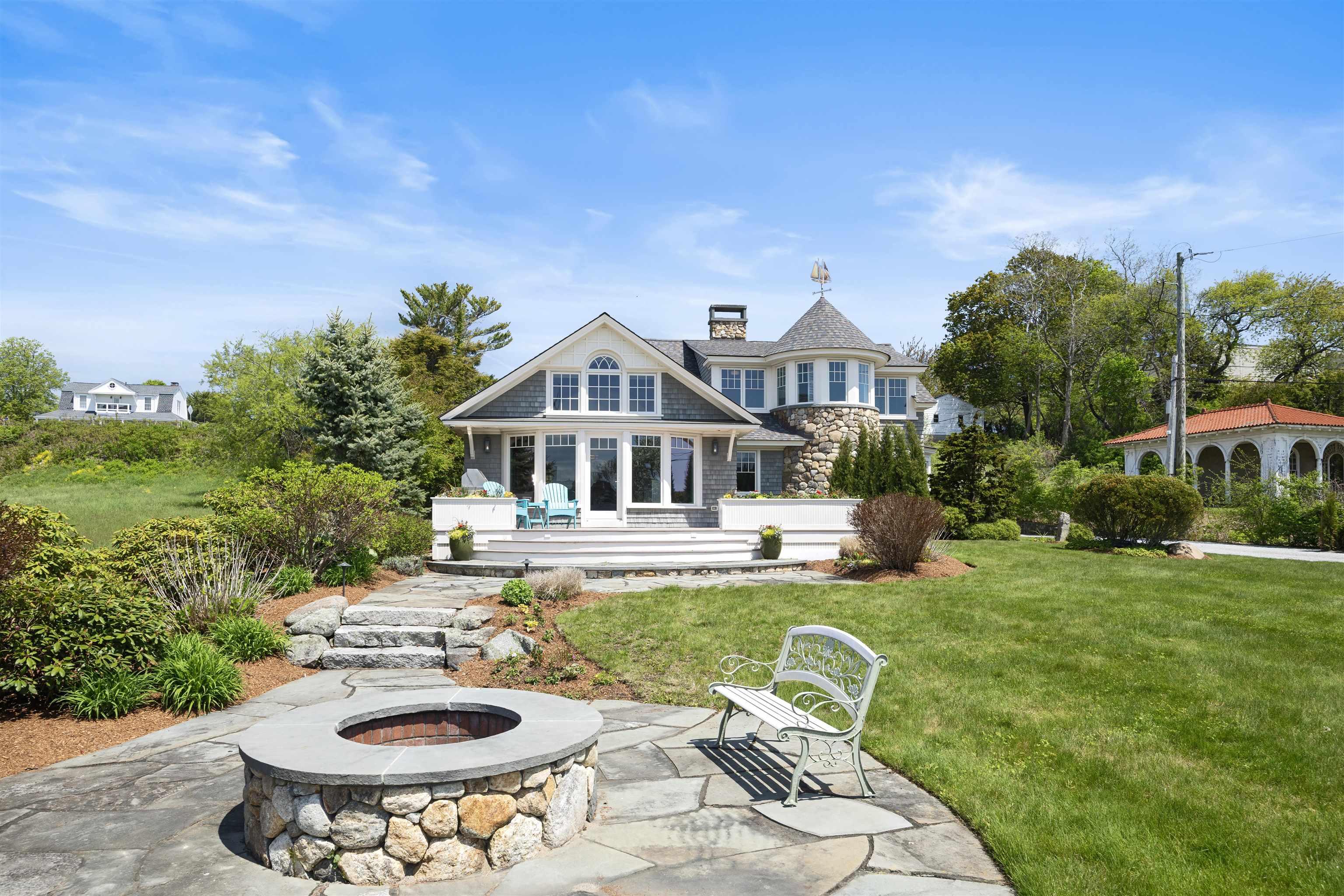 Image 0: Enjoy your family in this special home!, Elegant Beach House
