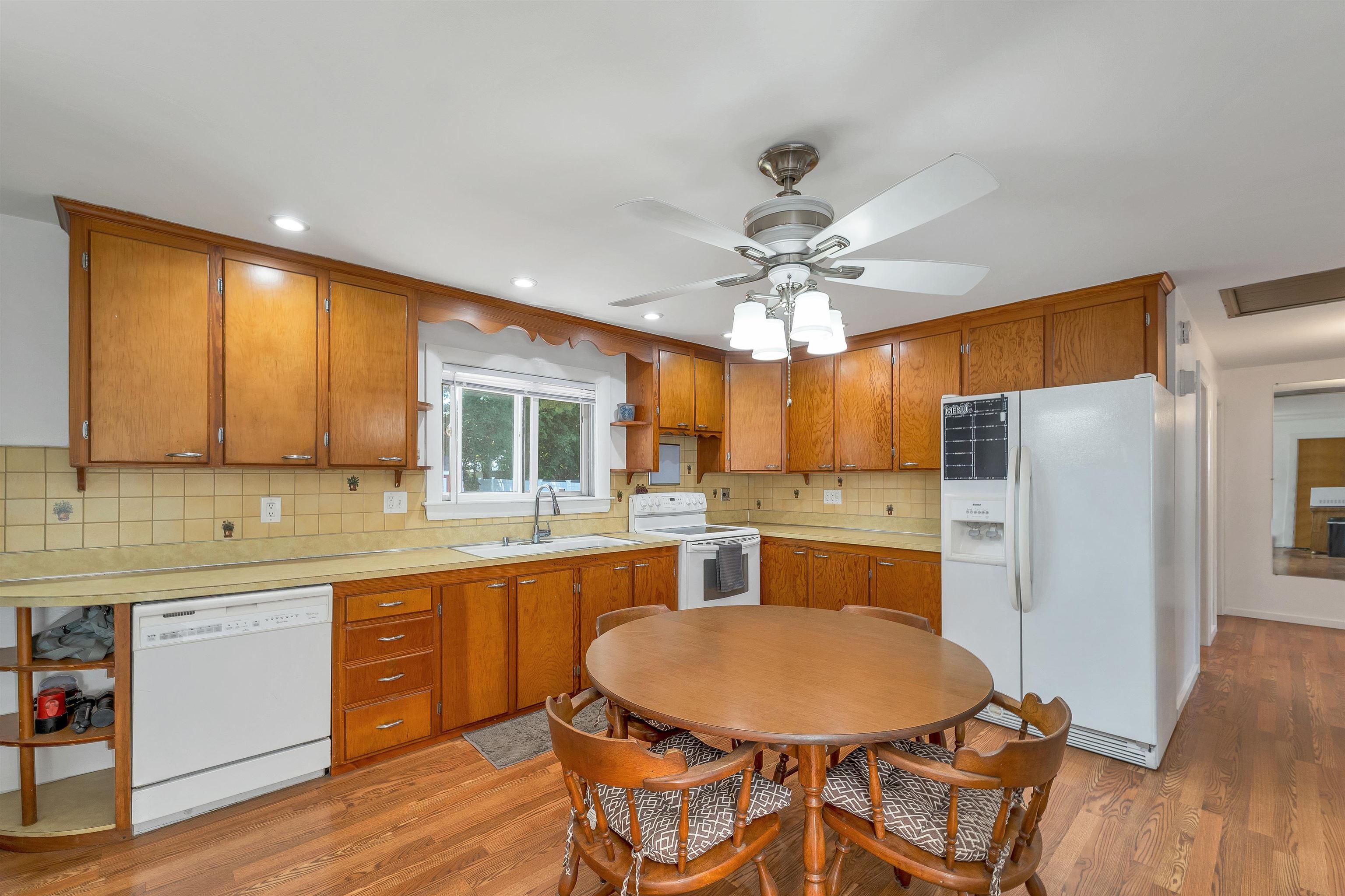 Image 2: Large Eat-In Kitchen Image 2: Large Eat-In Kitchen