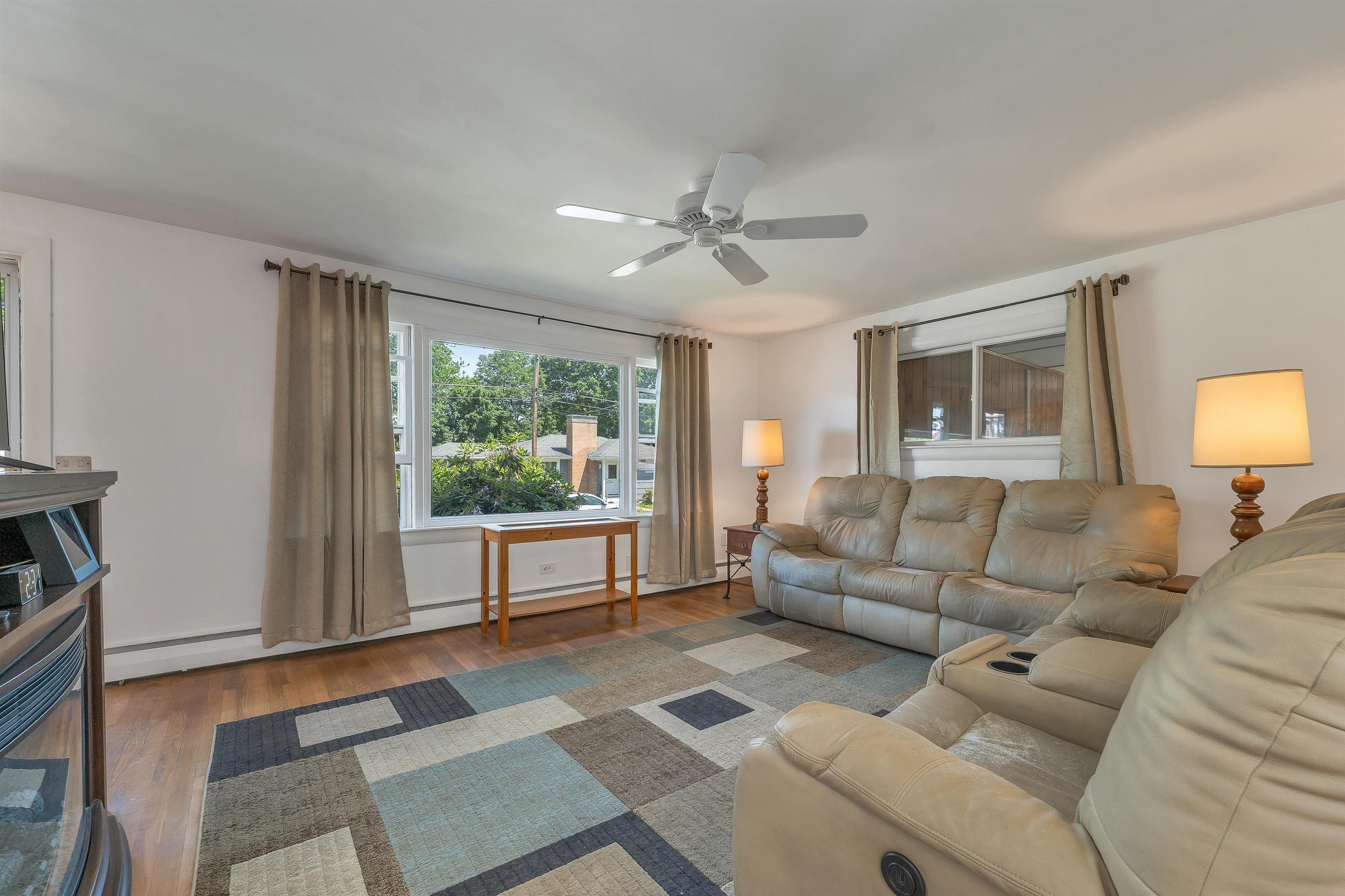 Image 4: Spacious Living Room Image 4: Spacious Living Room