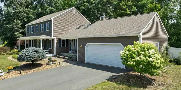 Image 3: 2 Car Garage