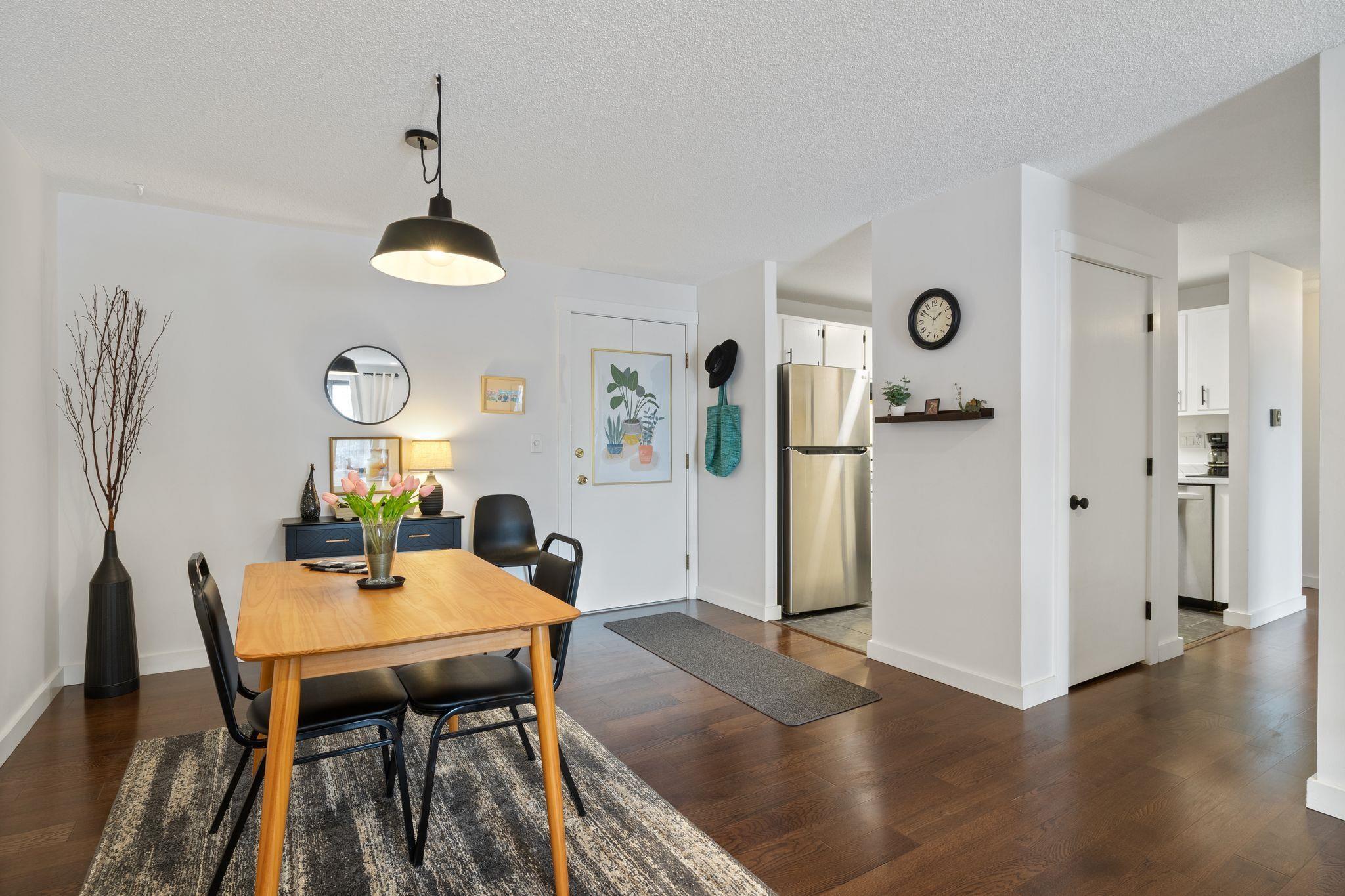 Image 4: Dining area