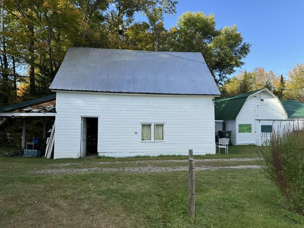 Image 3: The barn with a newly painted roof Image 3: The barn with a newly painted roof