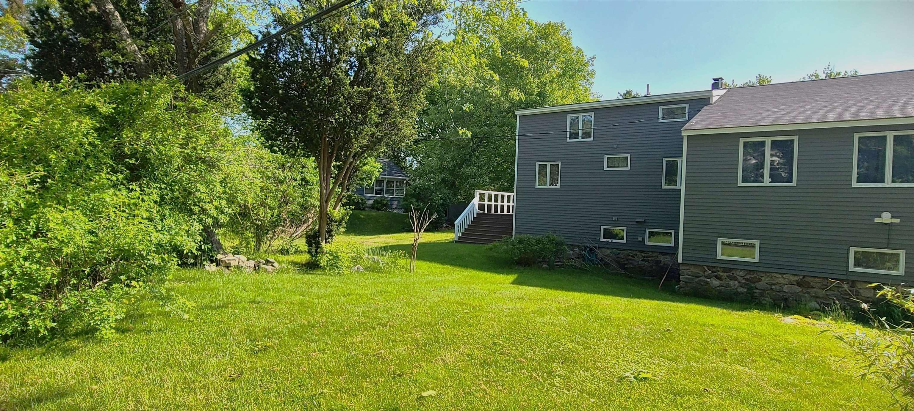 Image 2: Good size yard for entertaining or relaxing Image 2: Good size yard for entertaining or relaxing