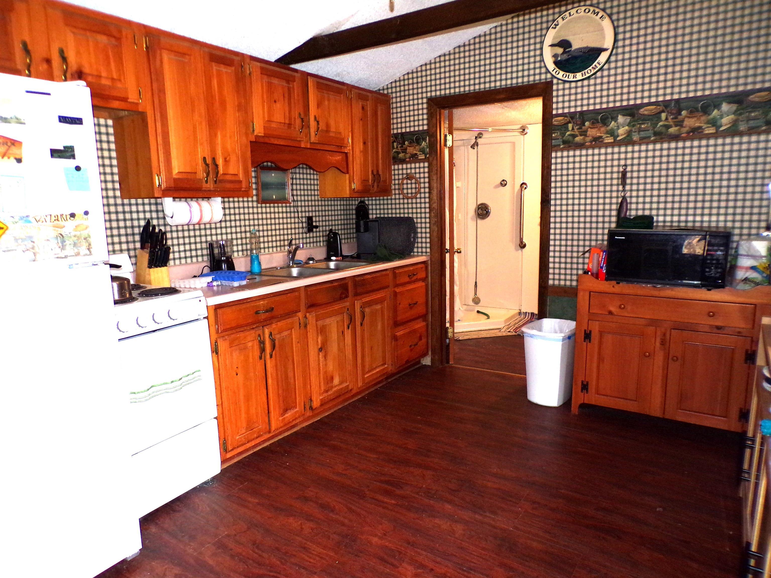 Image 2: Eat In Kitchen