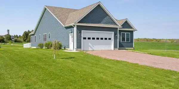 Image 3: Spacious lot