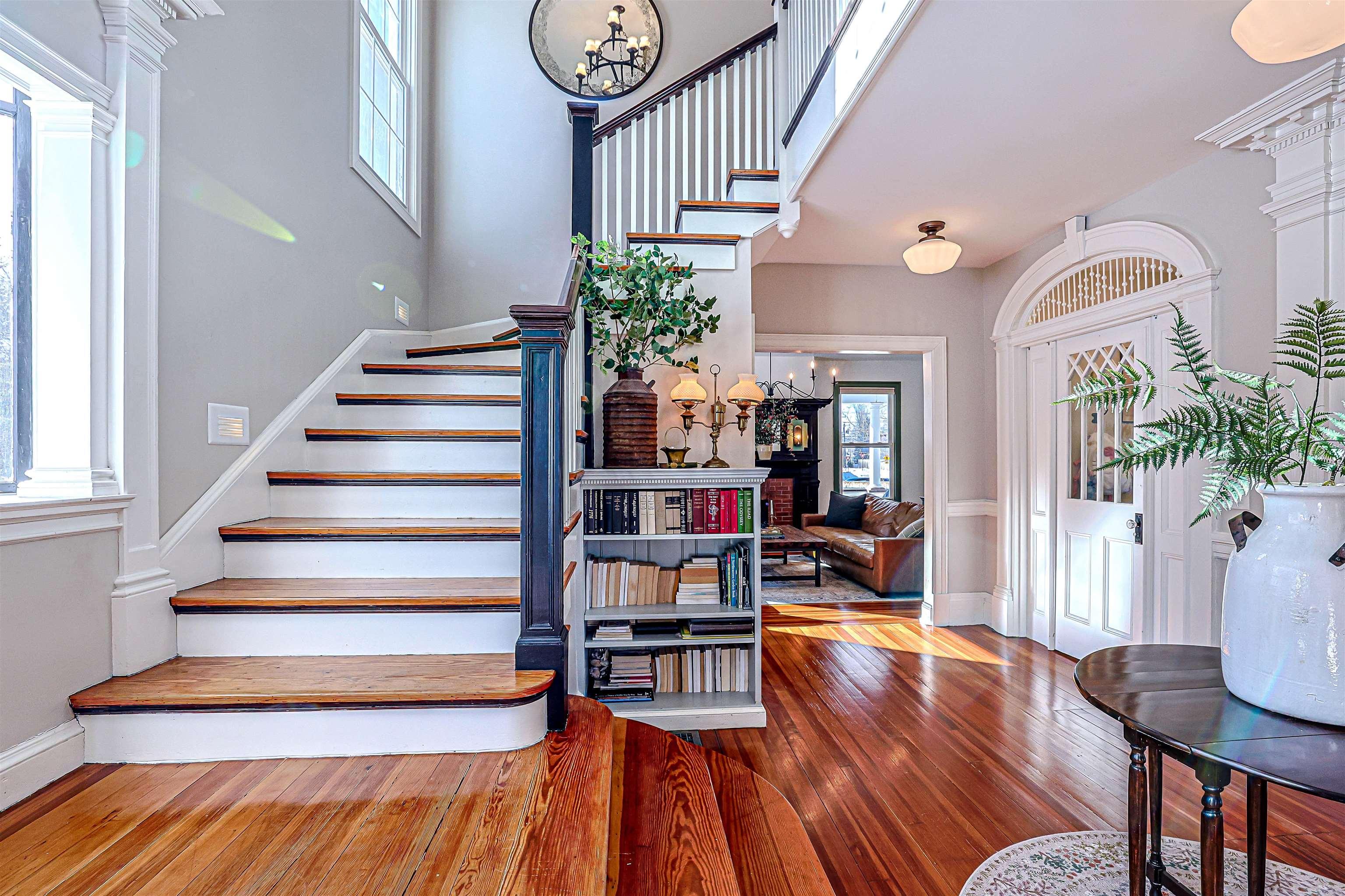 Image 4: Grand Entryway Image 4: Grand Entryway