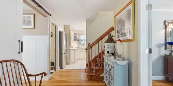Image 3: Front entry Image 3: Front entry
