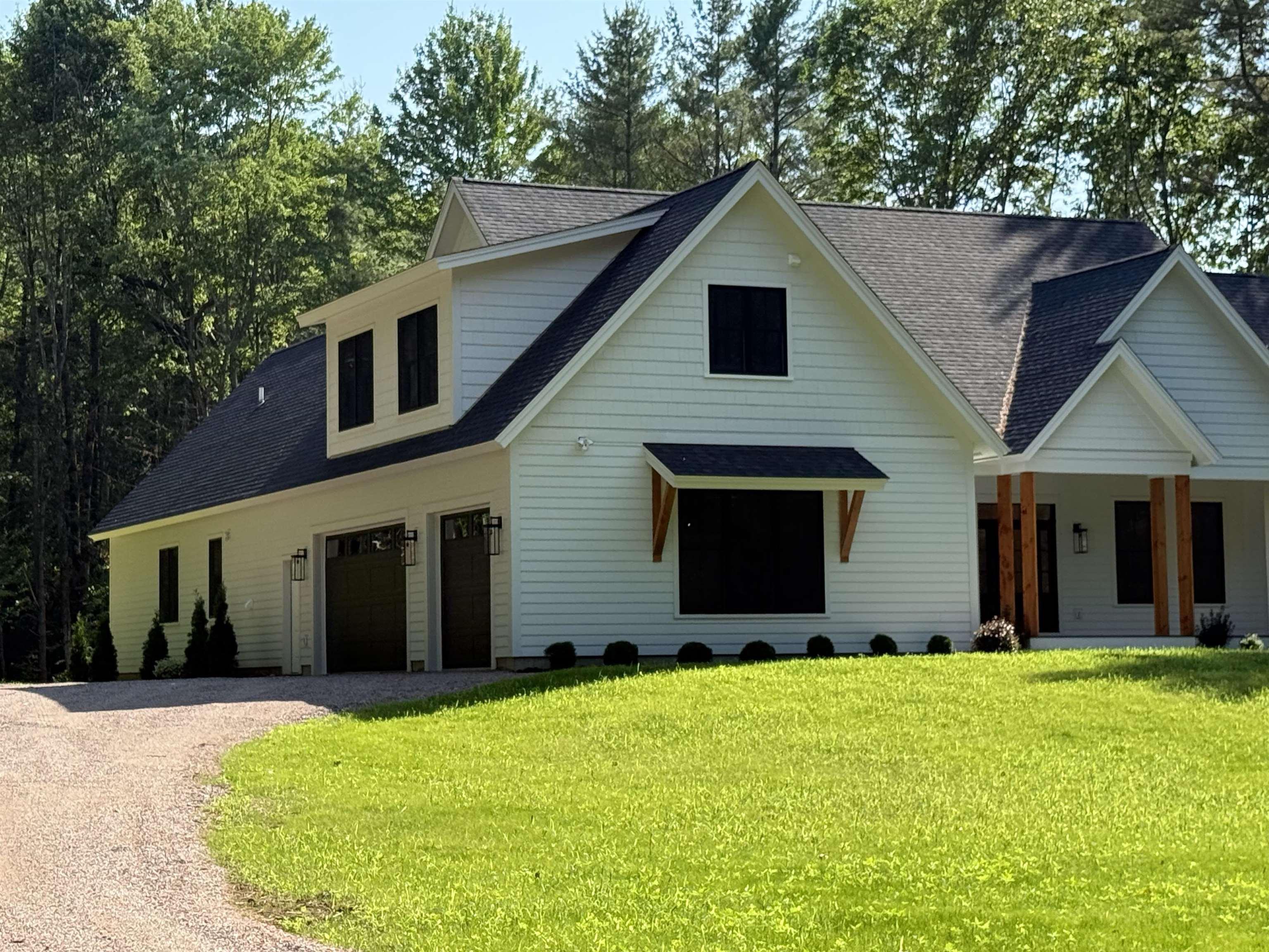 Image 3: Ample 3 car garage with heat drop Image 3: Ample 3 car garage with heat drop