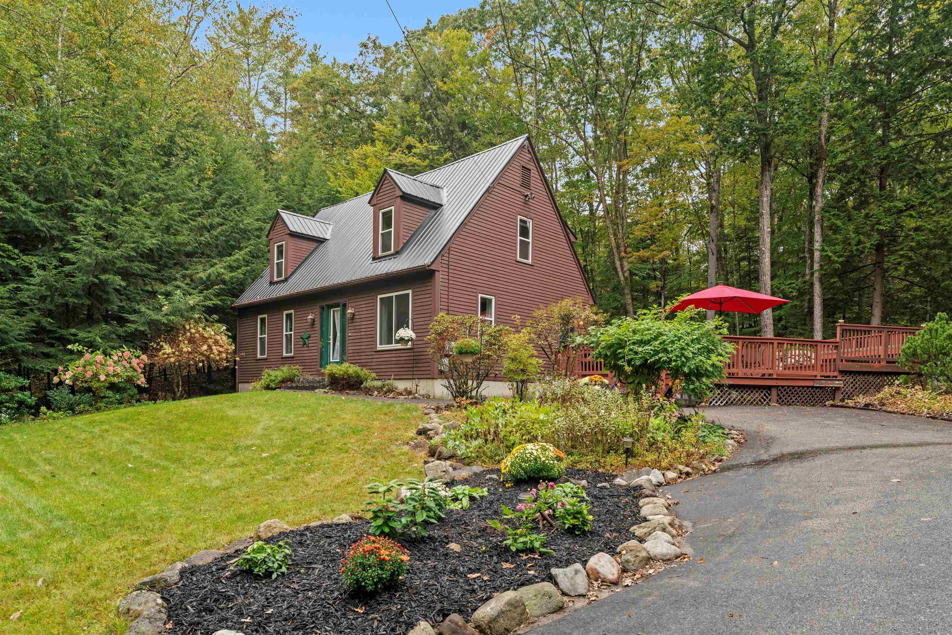 Image 1: Spacious driveway, established gardens and landscaping. Image 1: Spacious driveway, established gardens and landscaping.