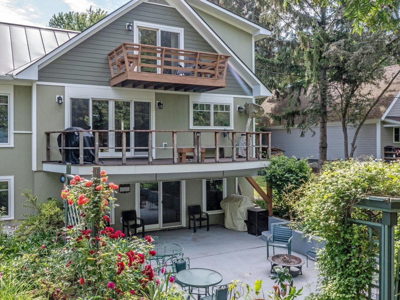 Image 3: Wonderful Backyard