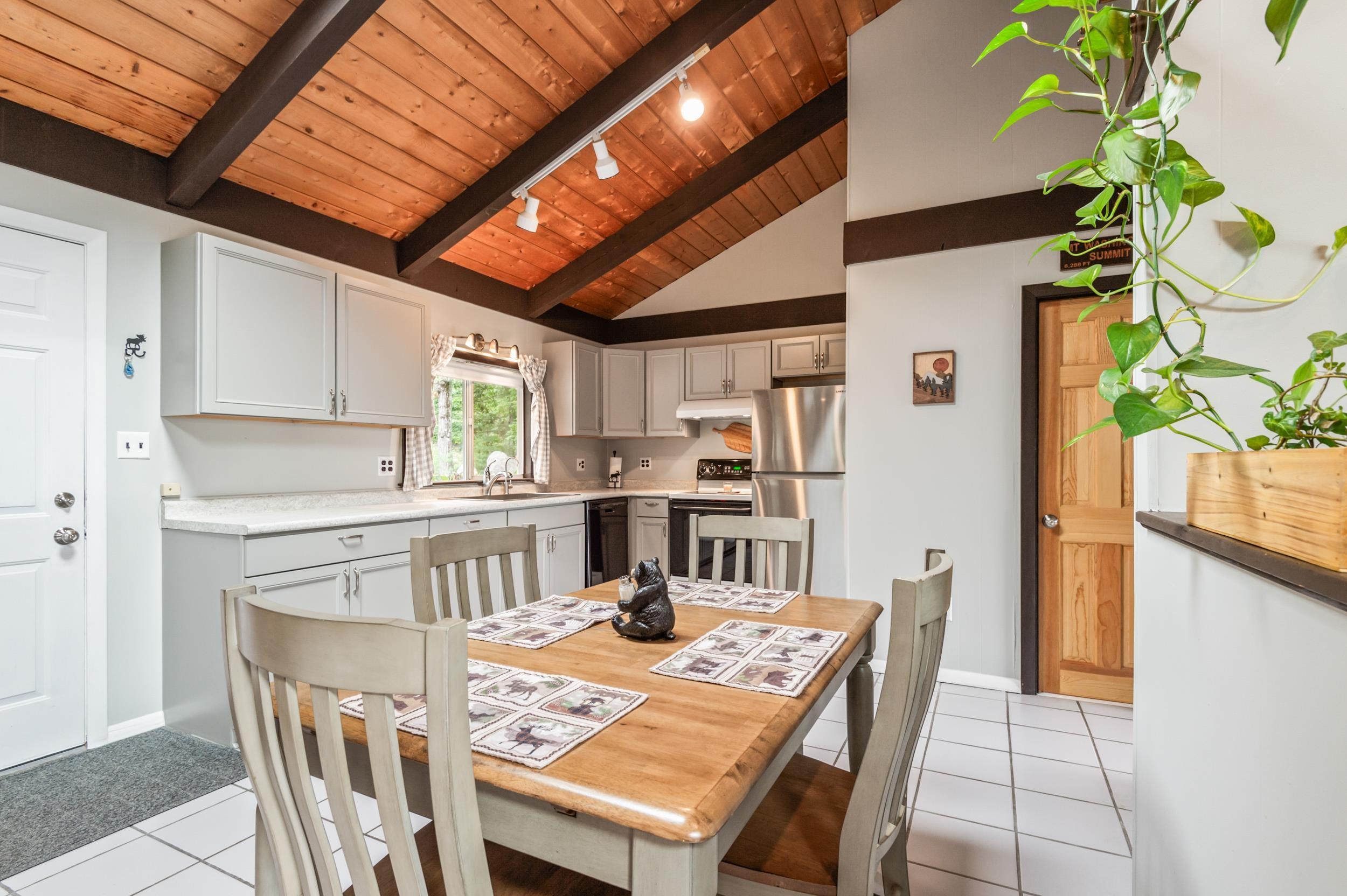 Image 3: Bright Clean Open Floor Plan