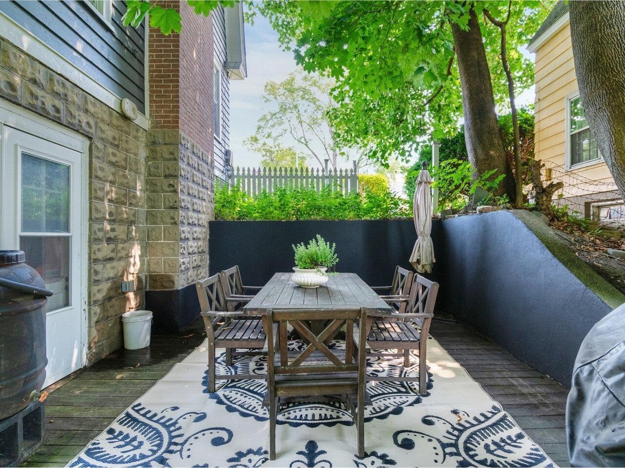 Image 3: Urban oasis w/sunken deck