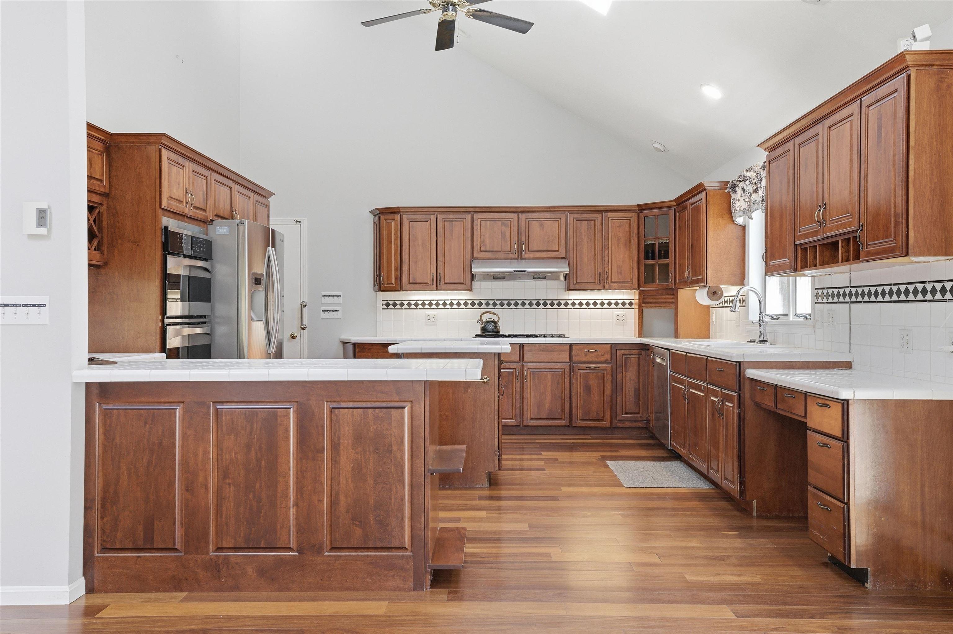 Image 3: Sun filled kitchen