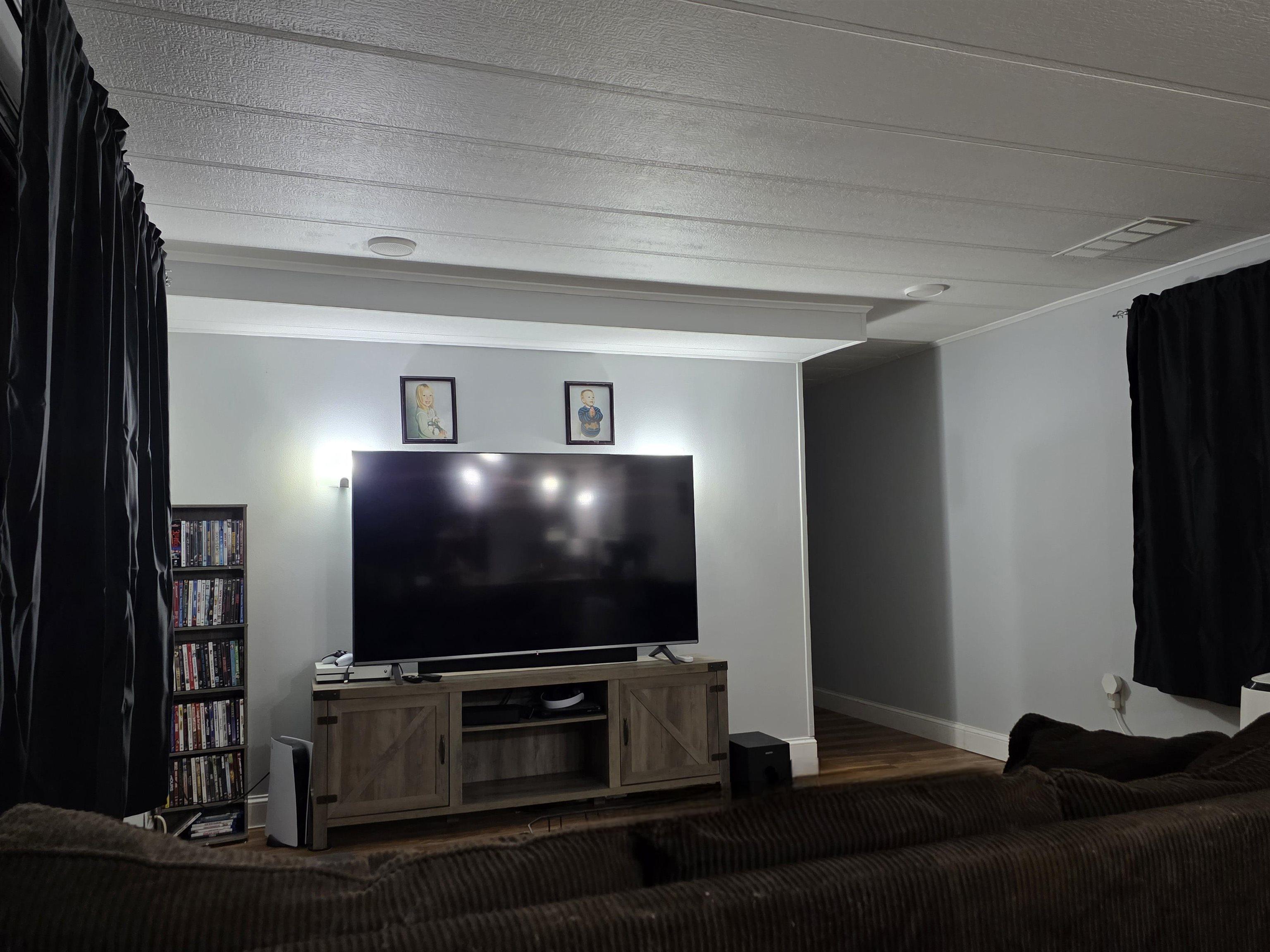 Image 3: Living Room