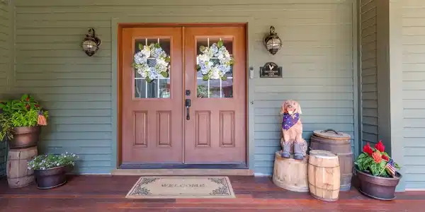 Image 4: Welcoming Entry Porch Image 4: Welcoming Entry Porch