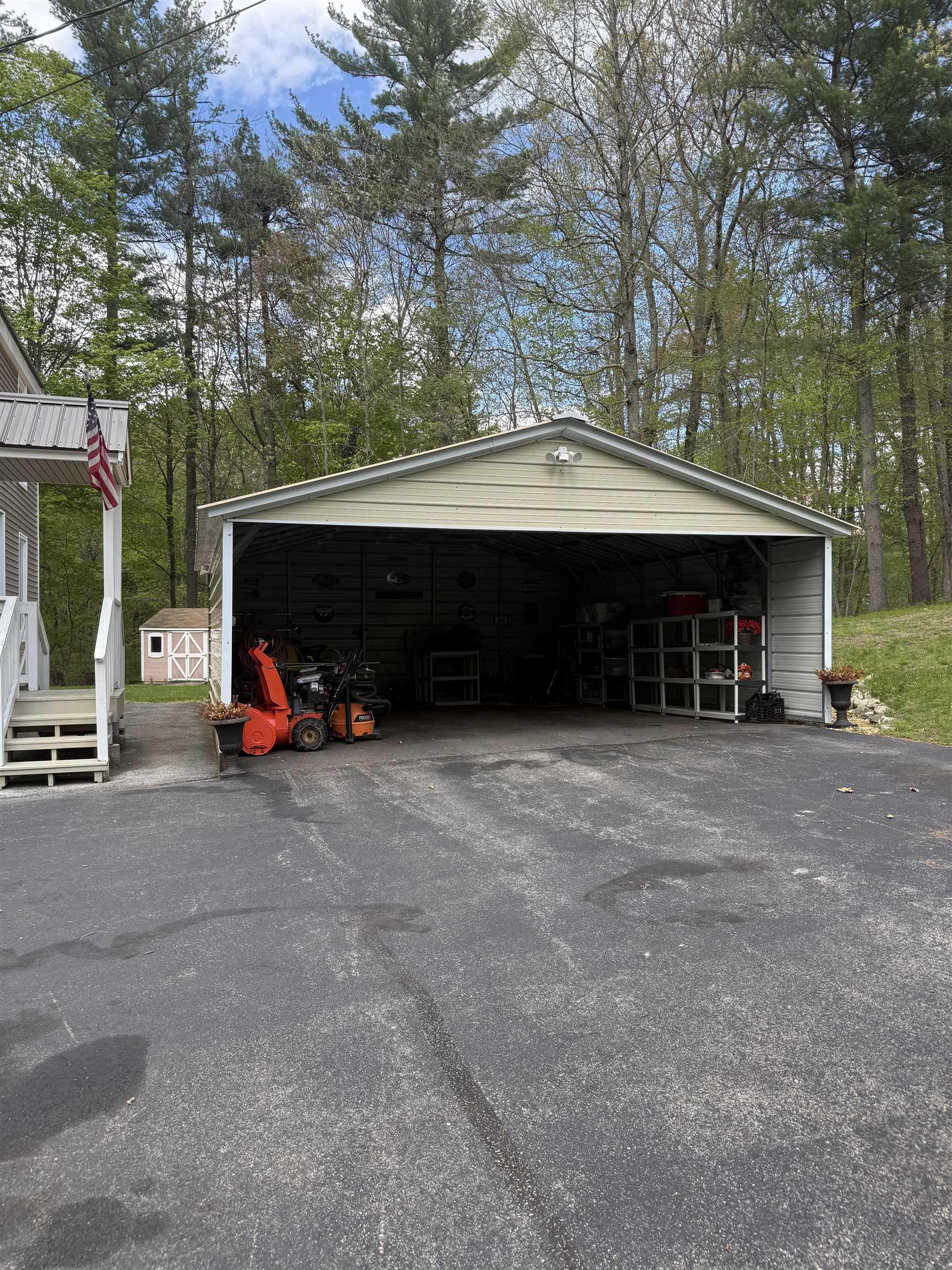 Image 3: metal garage Image 3: metal garage