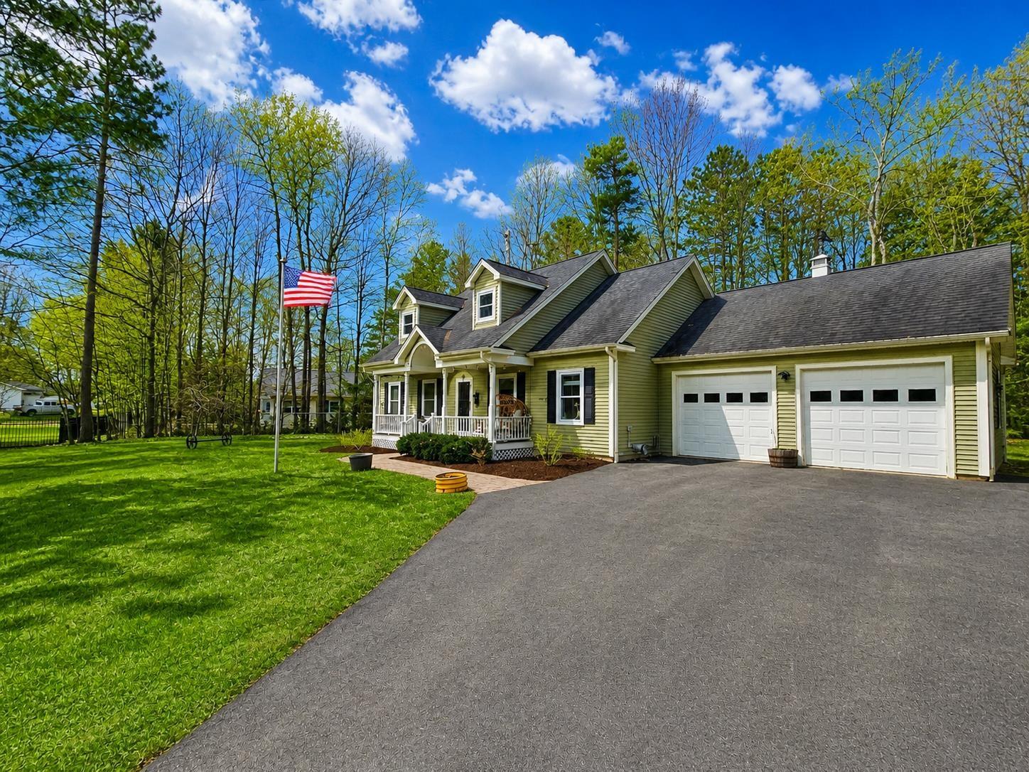Image 2: Paved Driveway & 2-Car Garage Image 2: Paved Driveway & 2-Car Garage