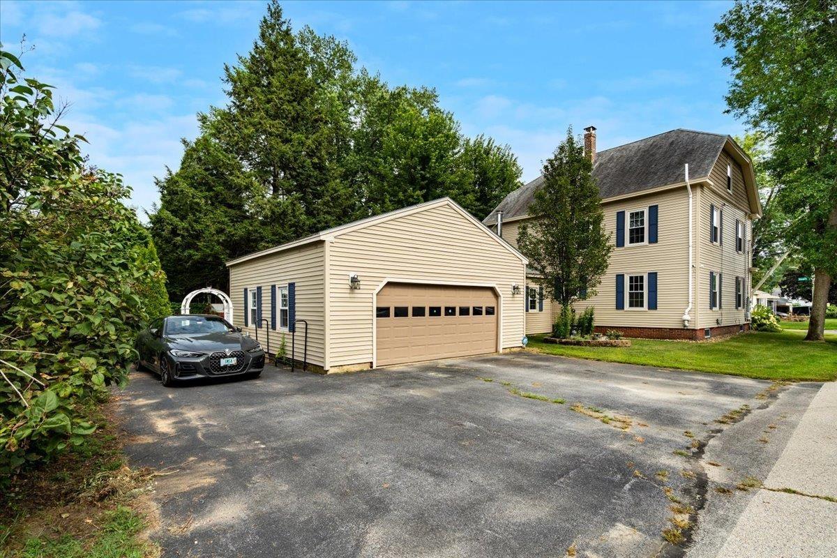 Image 2: Spacious 2-Car Garage!