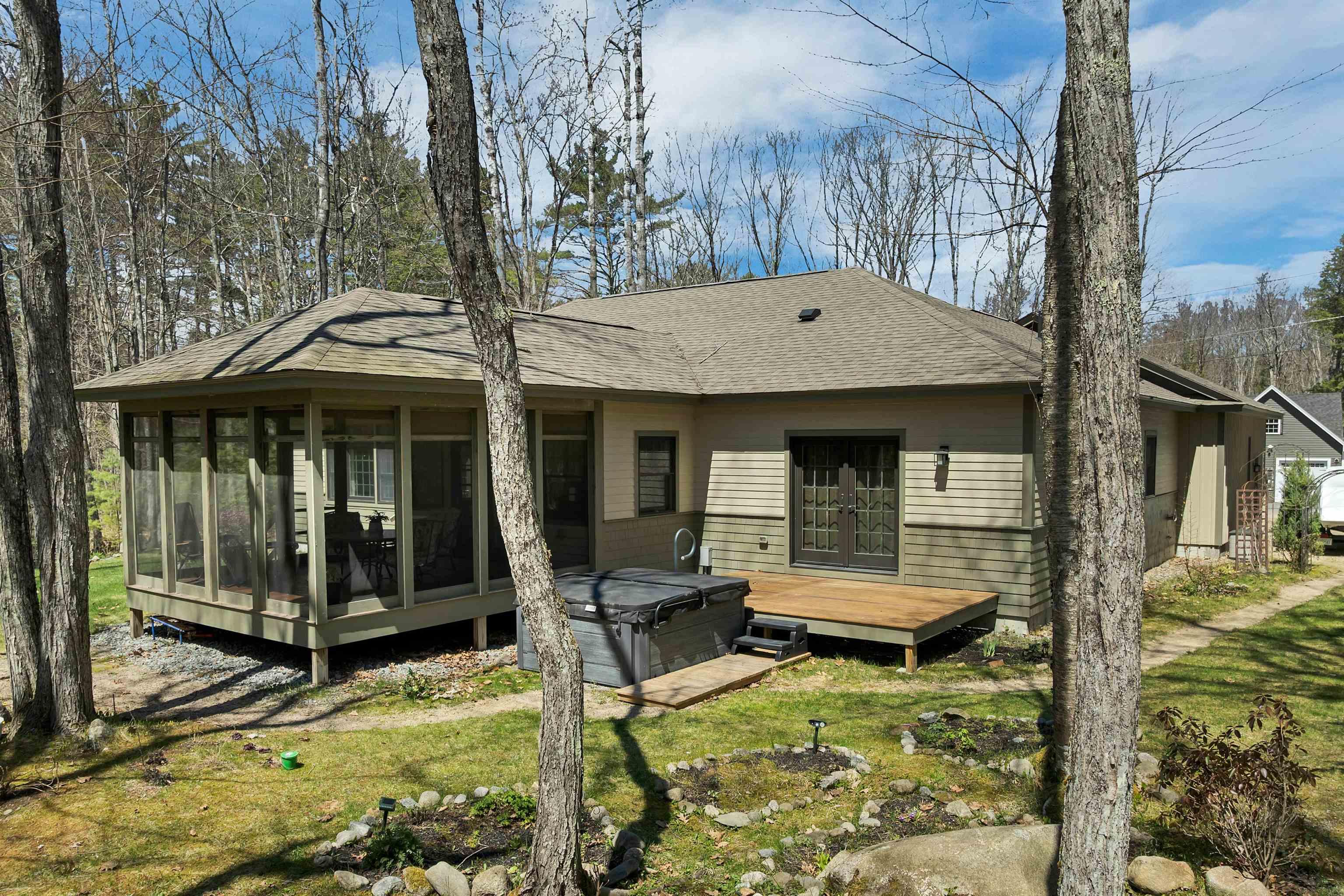 Image 4: Private back yard with spa