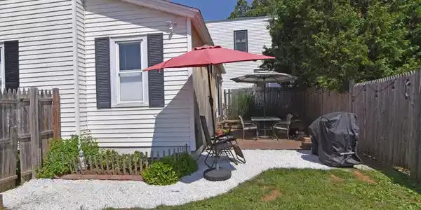Image 3: Lovely fenced outdoor space Image 3: Lovely fenced outdoor space