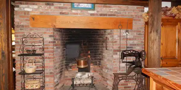 Image 4: Fireplace in kitchen with beehive oven Image 4: Fireplace in kitchen with beehive oven