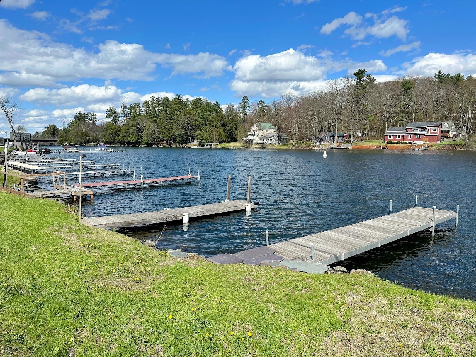 Image 2: 4 dock (5 slips)