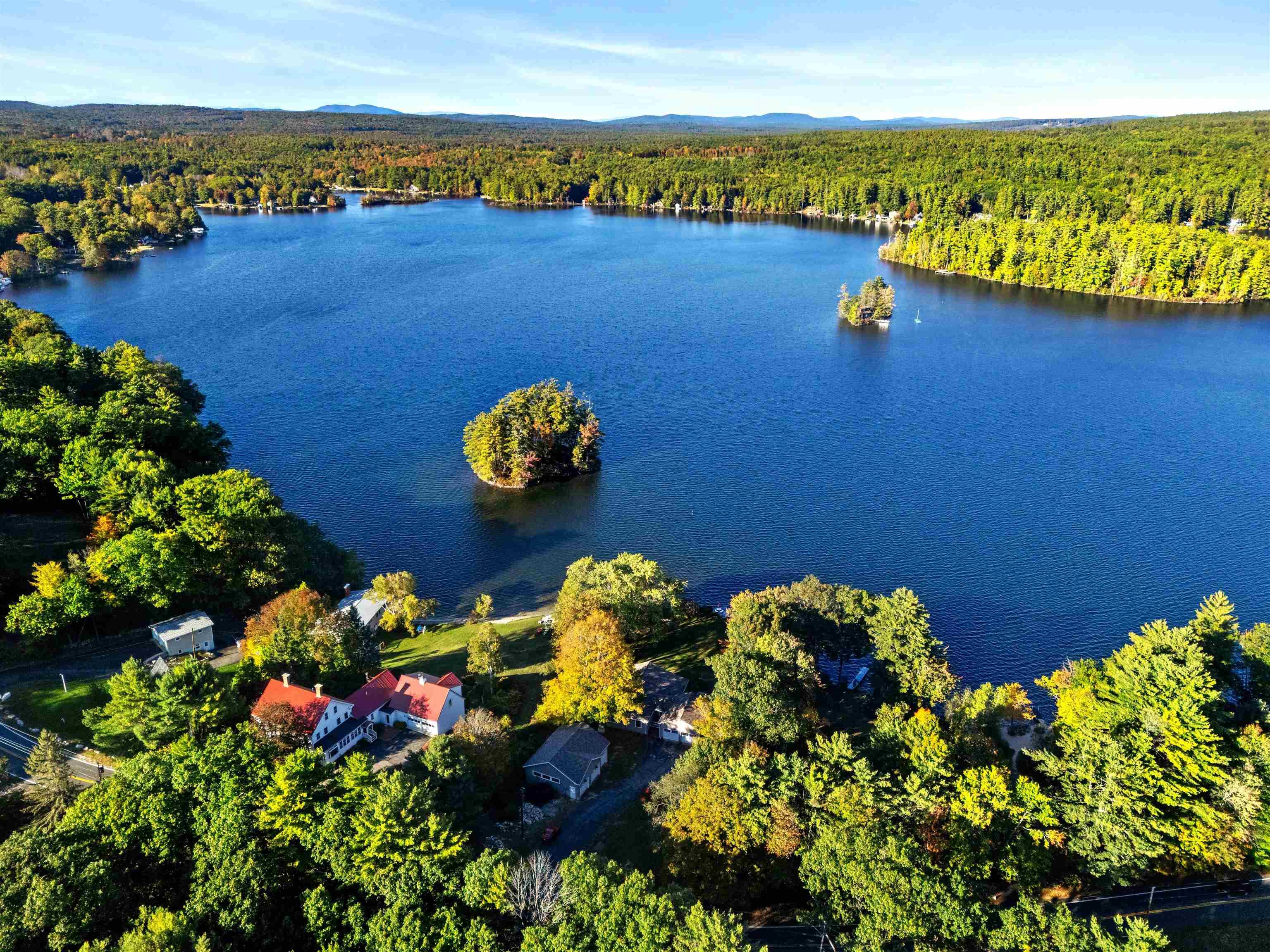 Image 3: Located in a great spot on Lovell Lake
