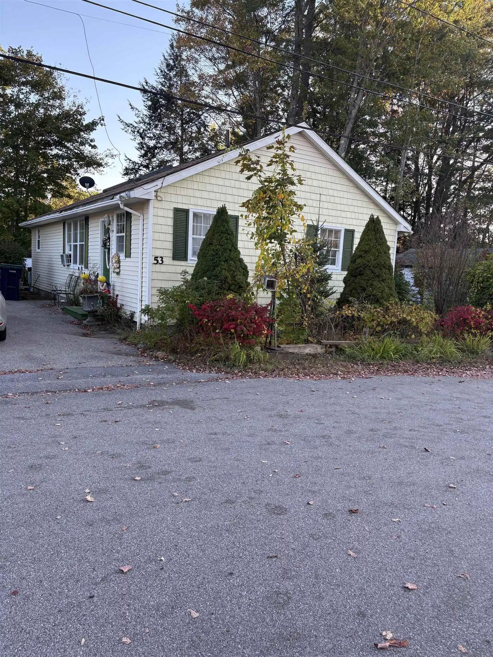 Image 1: front paved driveway side Image 1: front paved driveway side