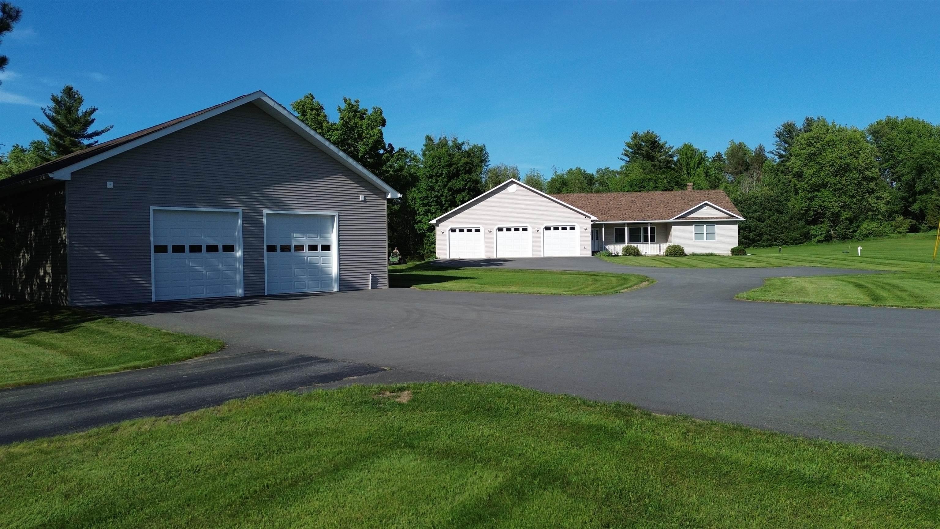Image 3: House/Garage