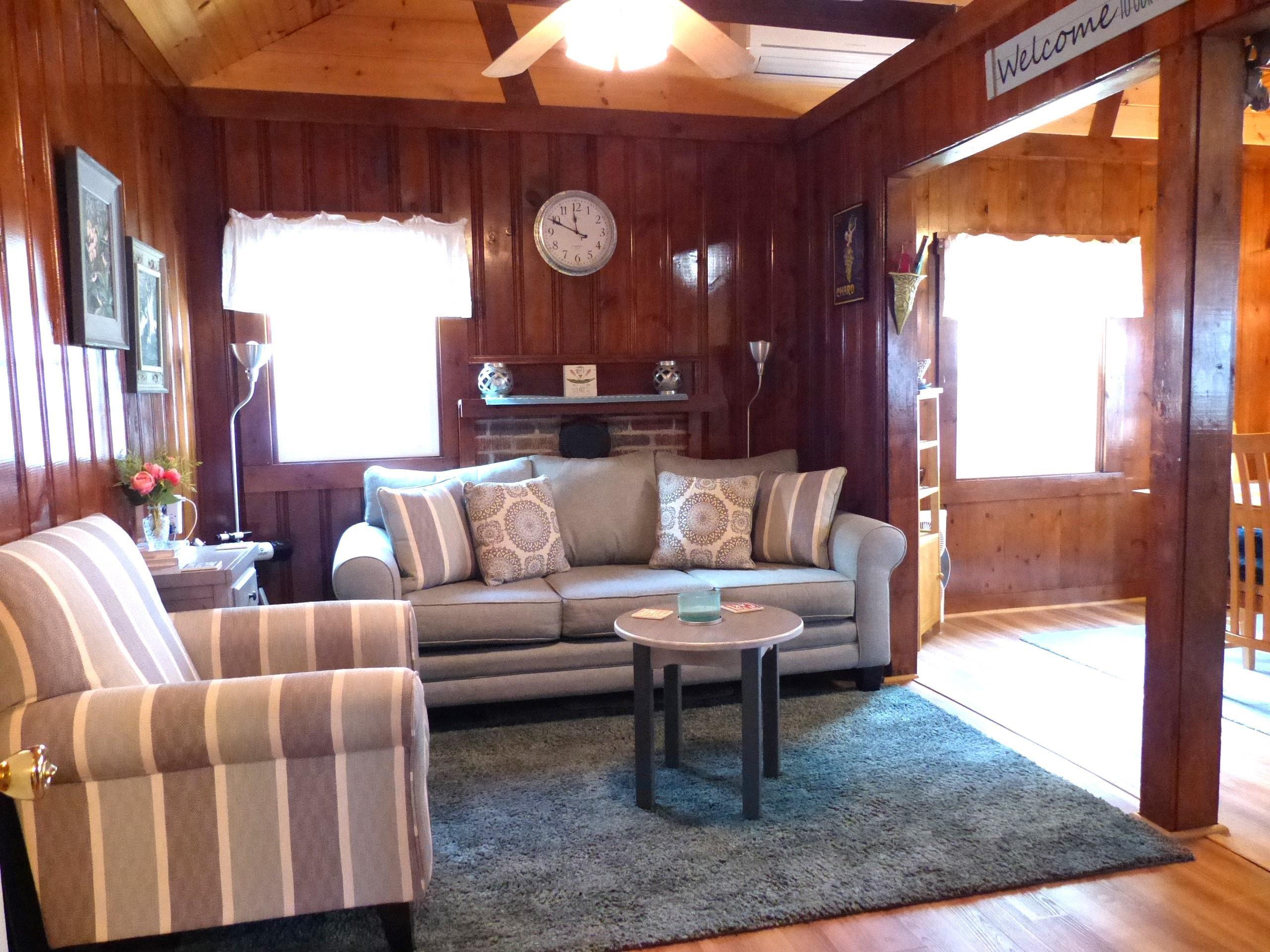 Image 1: Livingroom to Dining area