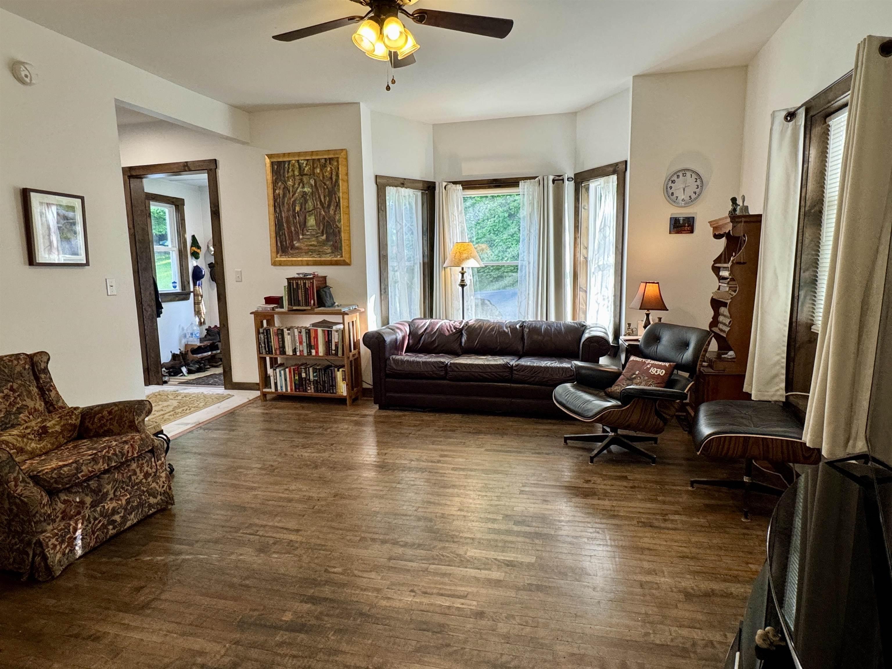 Image 4: Living Area Image 4: Living Area