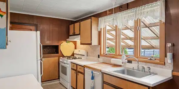 Image 2: Charming Kitchen