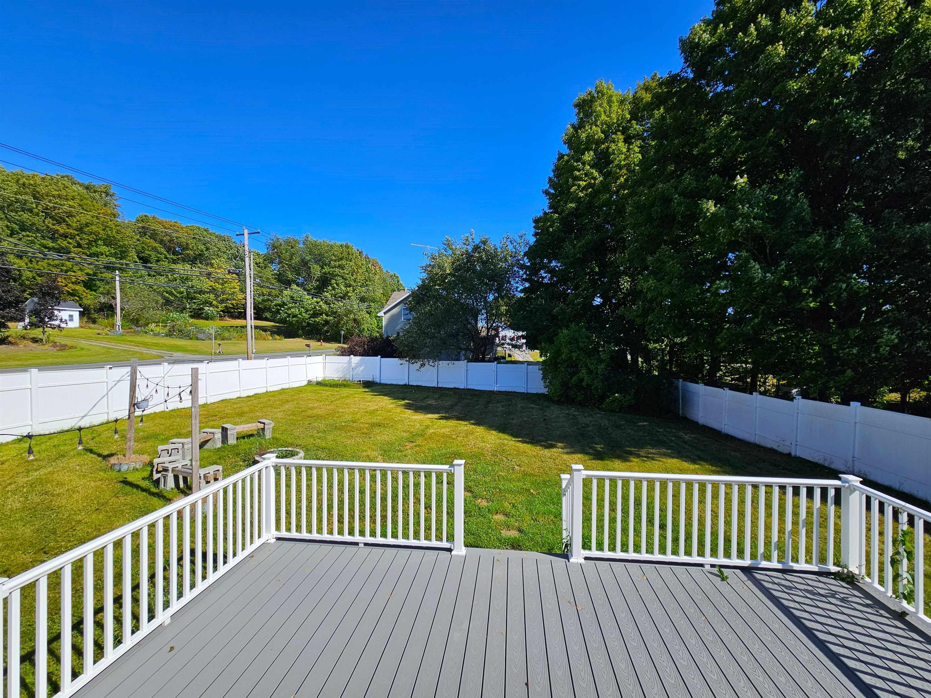 Image 2: 16'x20' Composite Deck