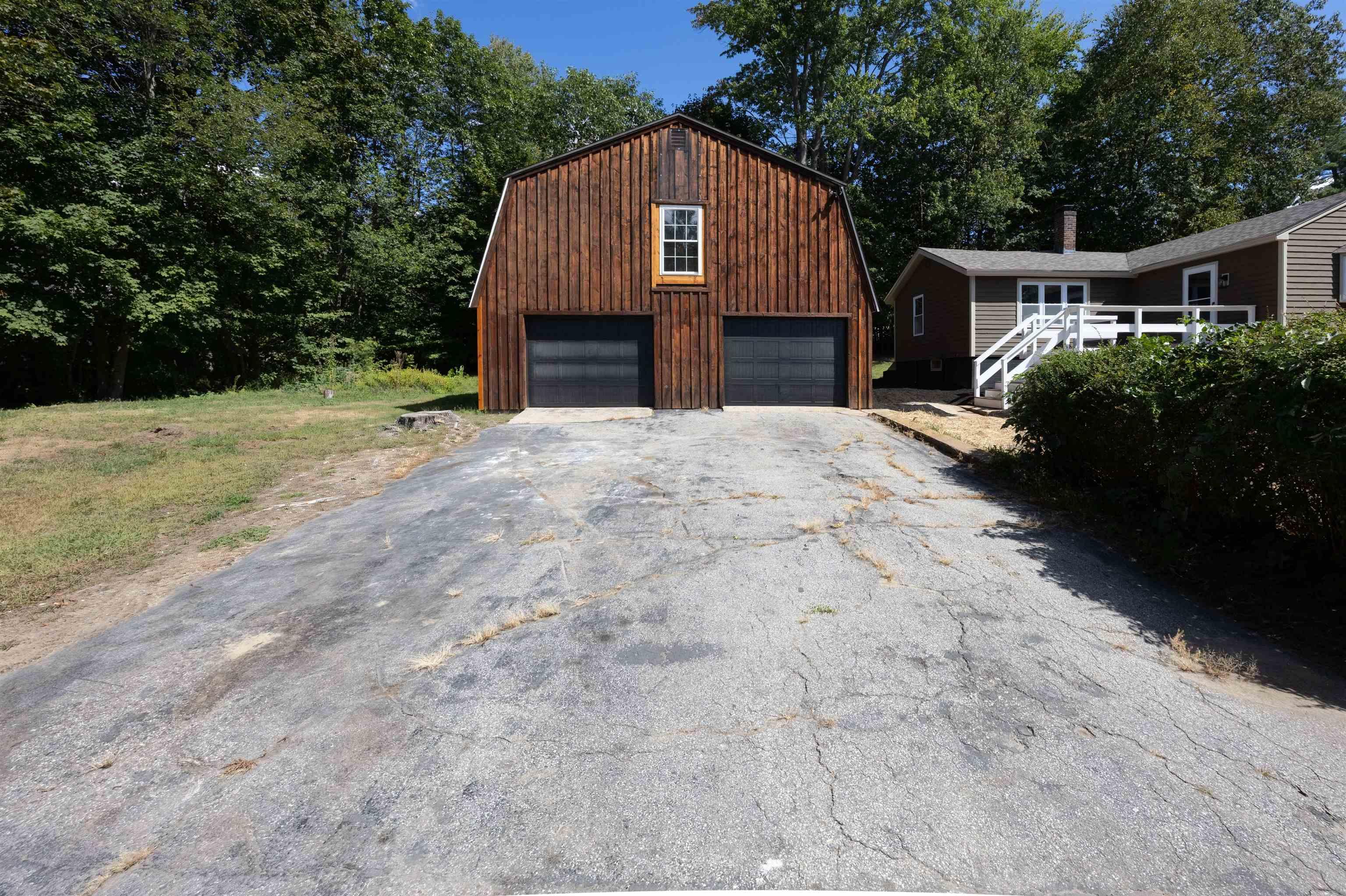 Image 2: Garage