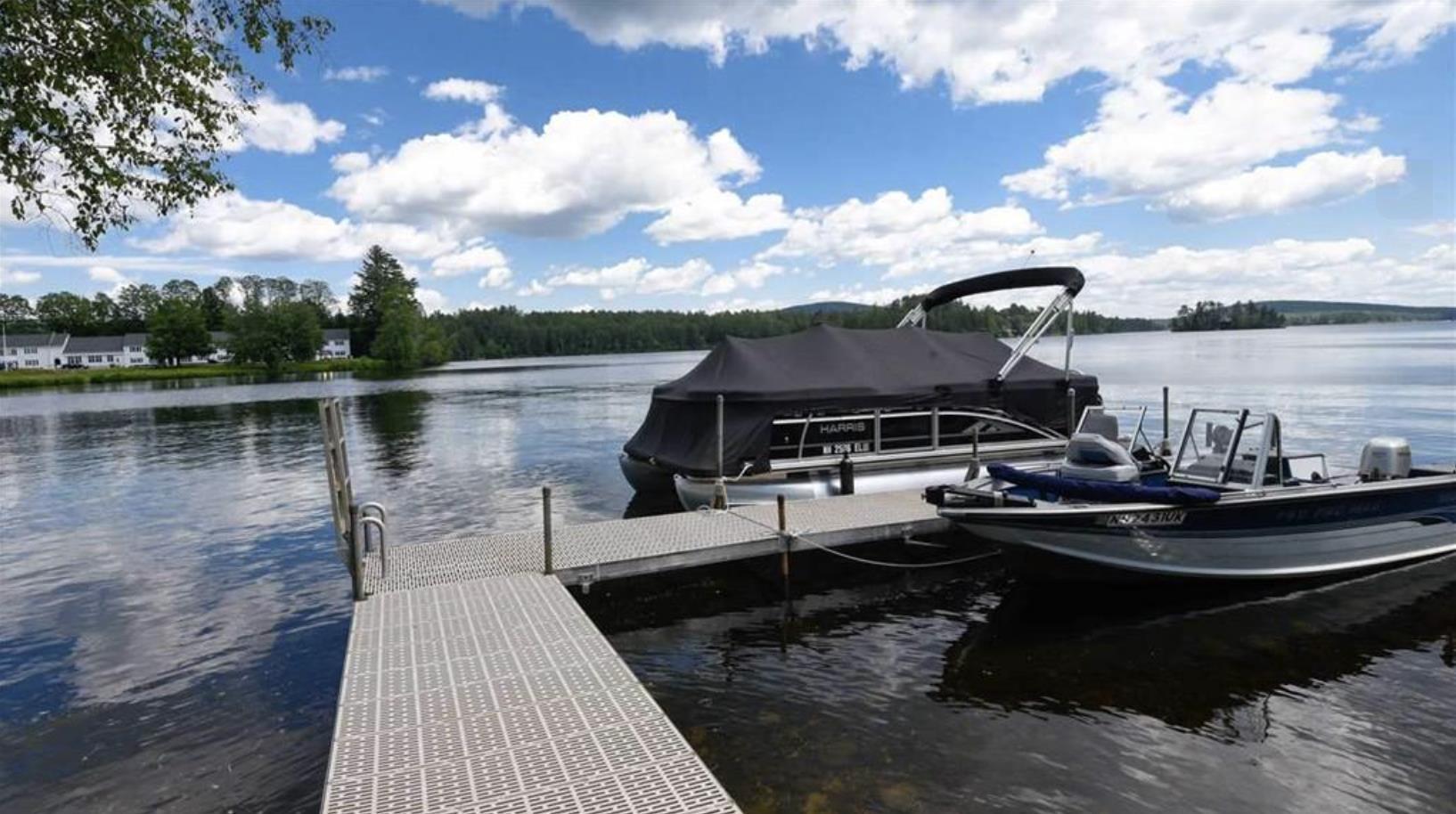 Image 2: Dock with 75' of usable waterfront