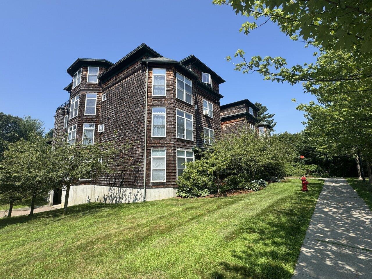 Image 1: Claire Pointe Condo