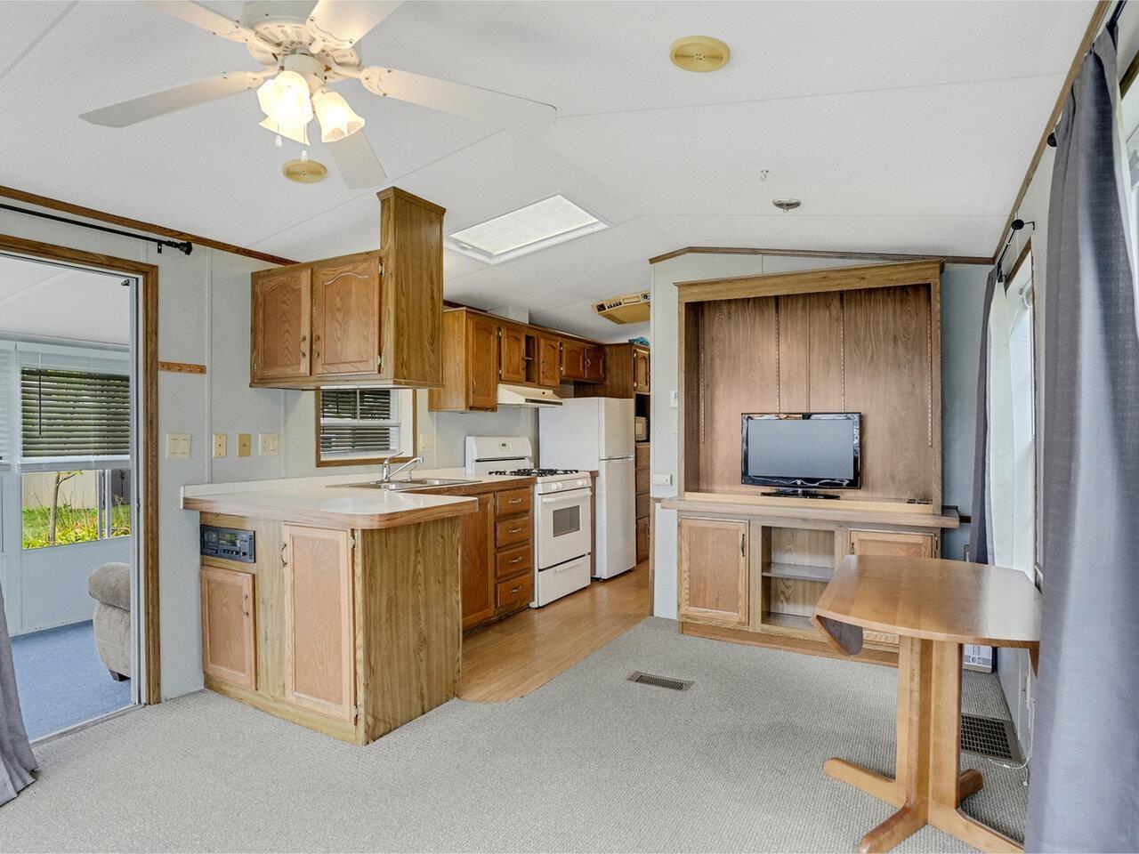 Image 4: Nice kitchen to dining flow Image 4: Nice kitchen to dining flow