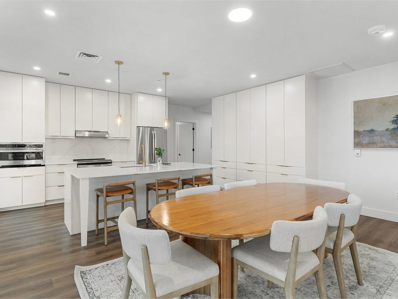 Image 3: Fantastic dining area!