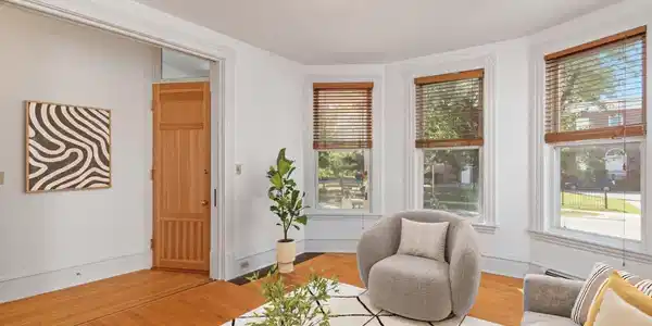 Image 3: Sunny spacious living room! Image 3: Sunny spacious living room!
