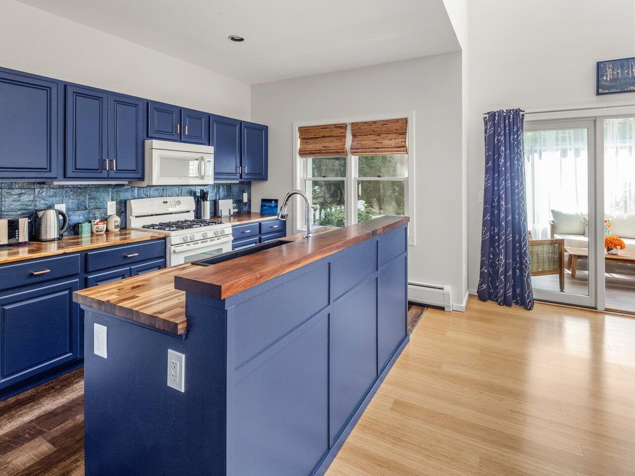 Image 2: Large Island in Kitchen