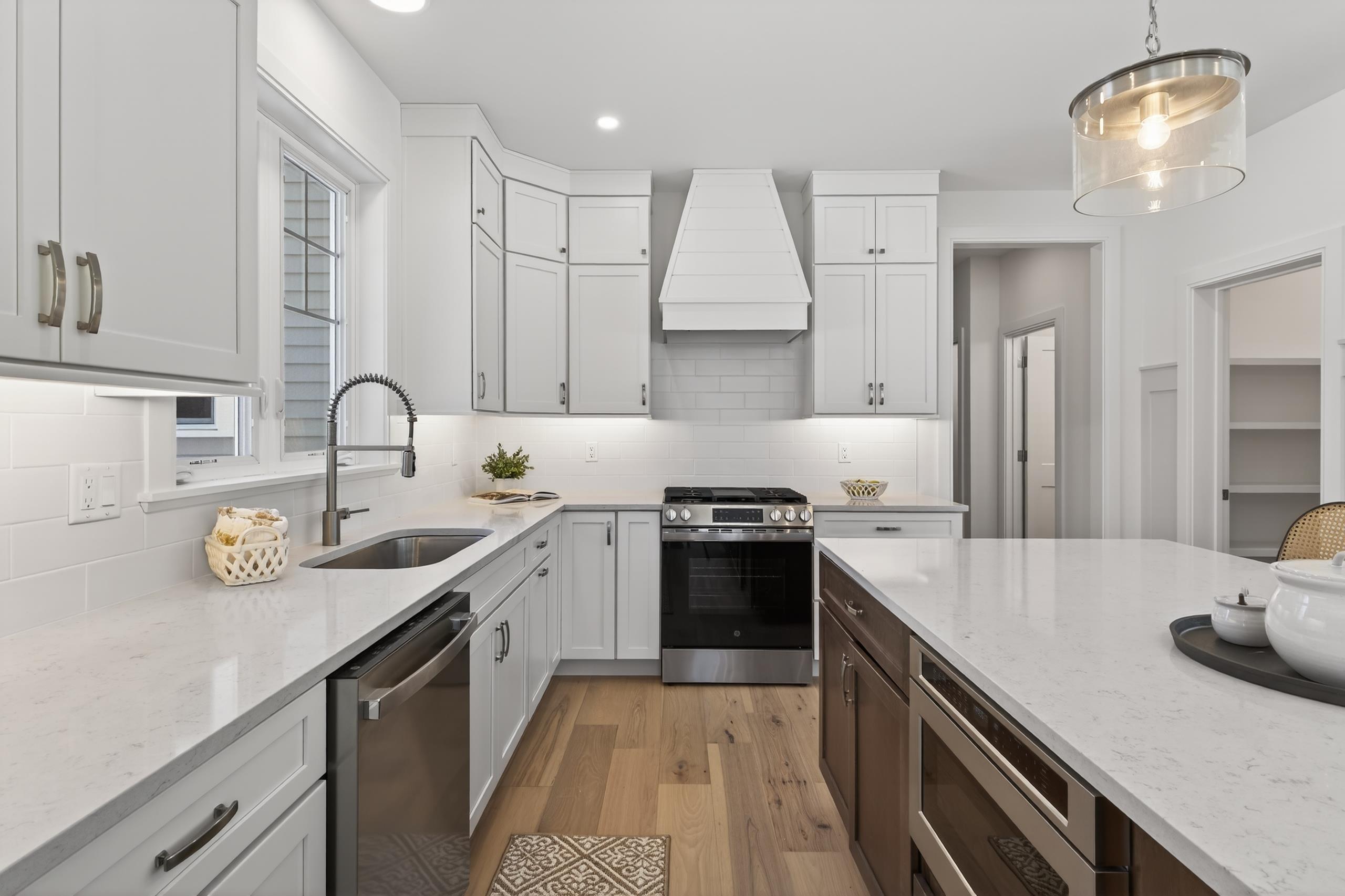 Image 3: Quartz Counter Tops