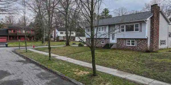 Image 3: On Corner Lot